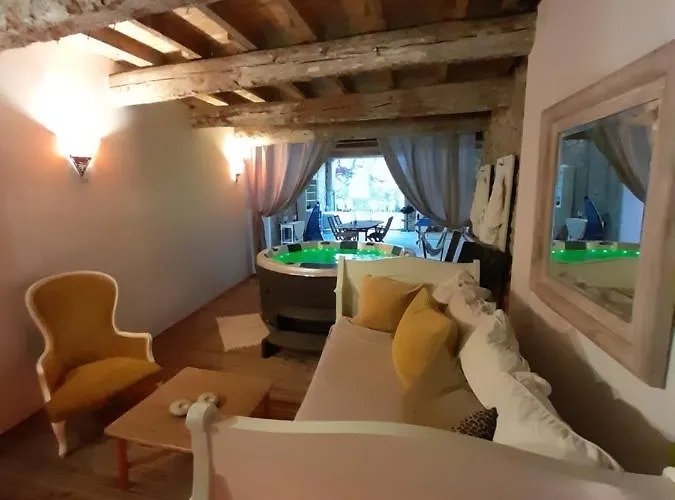 度假居 La Maisonnette Avec Spa, Piscine Et Climatisation *