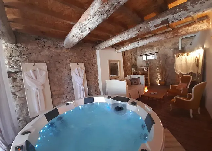 La Maisonnette Avec Spa, Piscine Et Climatisation 度假居 *